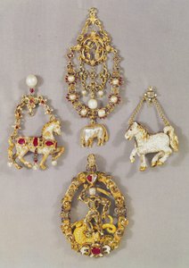Renaissance-Schmuck von LtoR und TtoB: Abzeichen des Ordens des Vlieses und Verkündigung, Ende 16. Jahrhundert; Anhänger in Form eines Hengstes, Ende 16. Jahrhundert; Spanischer Anhänger in Form eines Pferdes, Ende 16. Jahrhundert von Unbekannt