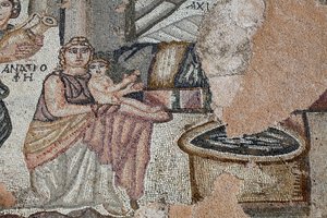 Darstellung des neugeborenen Achilles mit seiner Amme Anatrophe und Ambrosia, Symbol der Götterspeise und Unsterblichkeit, die Wasser in einem goldenen Krug bringt - Detail des Panels, das das erste Bad des Achilles darstellt - Paphos-Mosaiken, Villa des T von Unbekannt