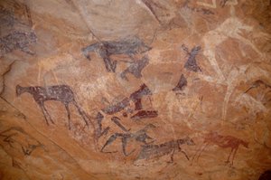 Felskunst, Vorgeschichte: Rinderfelsmalerei, ein Knie in einem geschmückten Schutzraum im Uweinat-Massiv, Sudan (Karkur-Talh oder Karkur Talh). Zeitraum von 8000 bis 3000 v. Chr. von Unbekannt