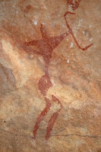 Felskunst, Vorgeschichte: Malerei einer Figur (Bogenschütze) in einem verzierten Schutzraum im Uweinat-Massiv, Sudan (Karkur-Talh oder Karkur Talh). Zeitraum von 8000 bis 3000 v. Chr. Fotografie