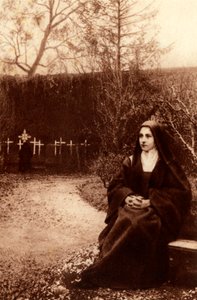 Heilige Thérèse vom Kinde Jesus meditierte in den Gärten des Klosters von Lisieux. 1948 (Fotodruck) von Unbekannter Künstler