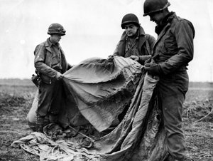 Zweiter Weltkrieg (1939-1945): In der Nähe von Kornelimünster (Deutschland) 17. Dezember 1944: Infanteristen der 1. US-Armee untersuchen einen deutschen Fallschirm, der in der Nacht vor dem Tag des Beginns der Operation Guard