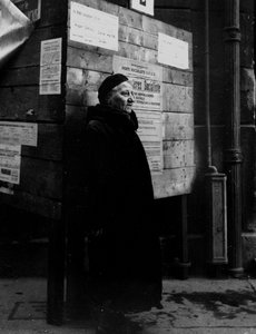 Zweiter Weltkrieg (1939-1945) - Zweiter Weltkrieg (WWII oder WW2): Paris (Frankreich) 29. April 1945: Eine Pariserin vor den Wahltafeln während der Kommunalwahlen. Durch die Entscheidung des CFLN vom 21. April 1944 konnten französische Frauen zum ersten Ma