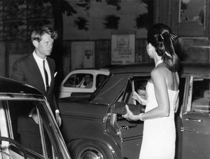Senator Robert Kennedy mit seiner Frau. Via Veneto. Rom. 1966