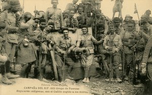 Spanische Regulares um eine erbeutete Berberkanone