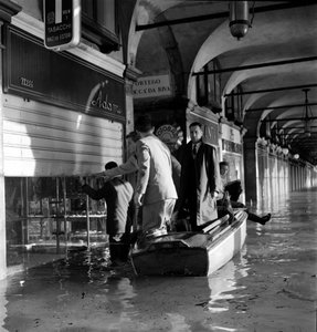Markusplatz während der Überschwemmungen in Venedig (Phänomen der acqua alta) Hochwasser in Venedig - 1960er Jahre