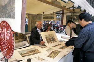 Stand mit Drucken, Piazza del Carmine, Mailand, Lombardei, Italien