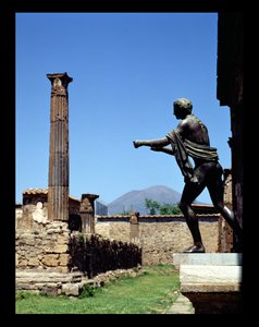 Statue von Apollo, aus dem Tempel des Apollo, mit dem Vesuv im Hintergrund von Unbekannt