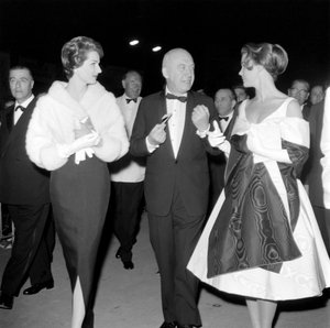 Die Schauspielerin Lee Remick mit dem Regisseur Otto Preminger und seiner Frau Hope Bryce beim Internationalen Filmfestival in Venedig Lido - 1959