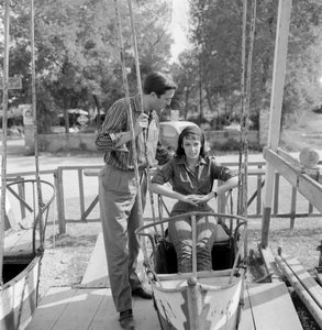 Die Schauspielerin Marie Laforêt mit ihrem Freund, dem Regisseur Jean Gabriel Albicocco, am Venedig Lido - 1961 (auf einer Schaukel)