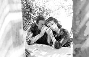 Die Schauspielerin Marie Laforêt mit ihrem Freund, dem Regisseur Jean Gabriel Albicocco, am Venedig Lido - 1961