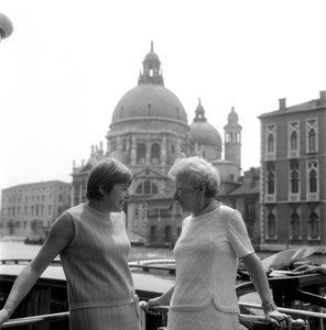 Die Literaturkritikerin Fernanda Pivano mit Mary Hemingway in Venedig - 1966 von Unbekannt