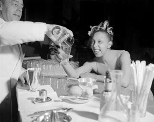 Die Popsängerin und Tänzerin Josephine Baker beim Internationalen Filmfestival in Venedig Lido - 1948