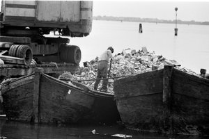 Die Sacca San Biagio in Giudecca (Venedig): Insel der Lagune, wo die Müllhalden von Venedig angesammelt werden, Bewohner. 1965 von Unbekannt