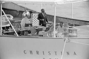 Der Schiffbauer Aristoteles Onassis und der Staatsmann Winston Churchill mit seiner Frau auf der Yacht „Christina“ in Venedig - 1960