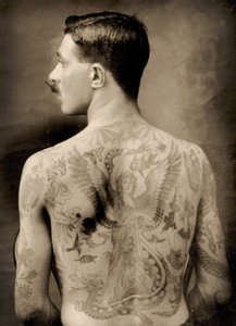Tätowierter britischer Matrose während des Großen Krieges 1914-18 (Rückansicht) (s/w Foto)