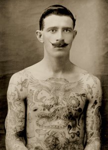 Tätowierter britischer Matrose während des Großen Krieges 1914-18 (Vorderansicht) (s/w Foto)