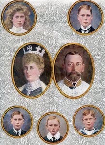 Die britische Königsfamilie im Jahr 1910. Von oben links, Prinzessin Mary, Prinzessin Royal und Gräfin von Harewood, 1897–1965. Der Prinz von Wales, später Edward VIII