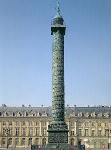 Die Vendôme-Säule, mit Basreliefs, die die napoleonischen Feldzüge von 1805-06 aufzeichnen, gekrönt von der Figur Napoleons, der einen geflügelten Sieg hält