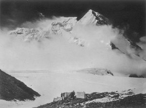 Die Expedition in Karakorum und im westlichen Himalaya von Prinz Luigi Amedeo von Savoyen, Herzog von Abruzzi: Lager IV am Fuß des Bride Peak