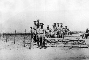 Tientsin (Tianjin), China, November 1924: Britische Soldaten an einem Posten außerhalb der internationalen Konzessionen vor der Eroberung der Stadt durch die Truppen des chinesischen Kriegsherrn Feng Yuxiang (Feng Yu-hsiang, Feng Yu hsiang) - Tientsin (Tia