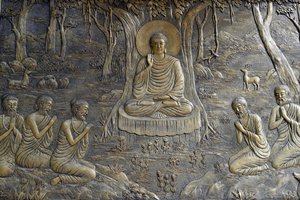 Tinh Xa Ngoc Chau buddhistischer Tempel, Das Leben des Buddha, Siddhartha Gautama, Der Buddha hielt seine erste Predigt vor den fünf Mönchen im Hirschpark in Varanasi, Chau Doc, Vietnam, 2018 (Foto)