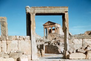 Römische Ruinen des Kapitols durch das Dar el Acheb Portal gesehen von Benjamin Baud