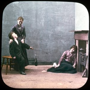 Zwei Frauen und ein Junge vor dem Kamin, ca. 1895 von Unbekannt