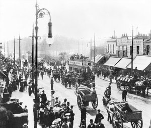 Vereinigtes Königreich: Eine geschäftige Szene auf der Uxbridge Road. Shepherds Bush, London von Unbekannt