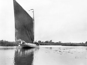 Vereinigtes Königreich: Eine Wherry auf dem Fluss Bure in der Nähe von Ranworth. Norfolk Broads, von Unbekannt
