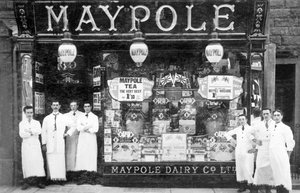 Vereinigtes Königreich: Mitarbeiter vor einem Maypole Dairy Stores