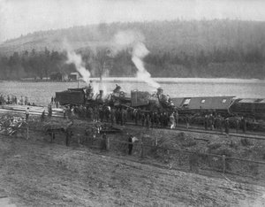 Vereinigte Staaten: ca. 1885 Ein Zugunglück auf dem Land. (s/w Foto)