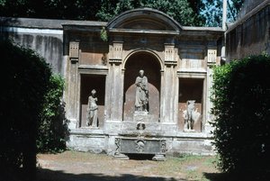 Ansicht des Gartens, Detail des Brunnens mit römischem Sarkophag und Statuen von Unbekannt