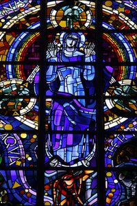 Jungfrau Maria Buntglasfenster in der Kirche Notre-Dame-de-la-Trinité von Louis Barillet & Jean Le Chevallier, Blois, Frankreich