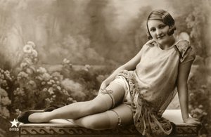 Frau im leichten Kleid, ca. Anfang 1900 (Postkarte)