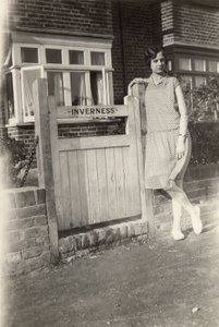 Frau vor dem Inverness B&B, Broadstairs, Kent, ca. 1920er Jahre von Unbekannt