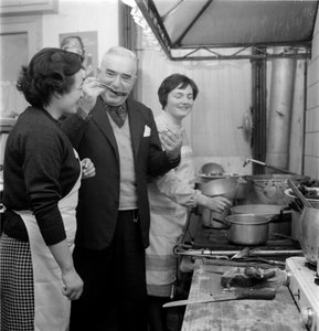 Schriftsteller Giovanni Comisso in seinem Haus in Treviso (er probiert ein Gericht in der Küche) - 1962 von Unbekannt