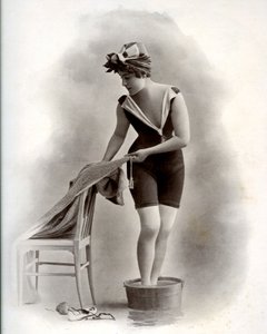 Junge Frau im Badeanzug (aus der Belle Époque) nimmt ein Fußbad, um 1900 (s/w Foto) von Unbekannter Künstler