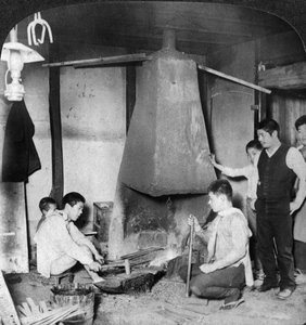 Ein japanischer Schmied an seiner Schmiede, Yokohama, Japan, 1904
