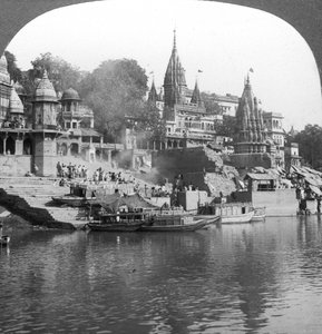 Ein brennender Ghat am Ganges in Benares Varanasi, Indien, 1900er Jahre von Underwood and Underwood
