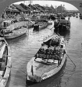Ein belebter Frachtenkanal in Tokio, Japan, 1904 von Underwood and Underwood