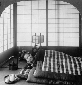 Eine Geisha schläft in einem Teehaus, Hikone, Japan, 1904