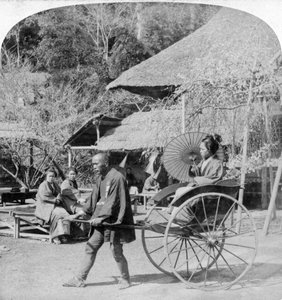 Morgendliche Fahrt in einer Jinrikisha-Rikscha, Sugita, Japan, 1896 von Underwood and Underwood