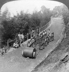 Ein Frauenteam bei der Arbeit auf der Darjeeling-Autobahn, Indien, 1903
