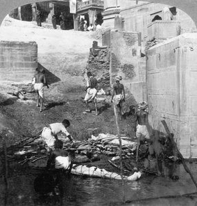 Baden und Verbrennen der hinduistischen Toten, Benares Varanasi, Indien 1903
