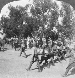 Britische Kommandanten überprüfen Truppen, die Kroonstadt betreten, Südafrika, Burenkrieg, 1901