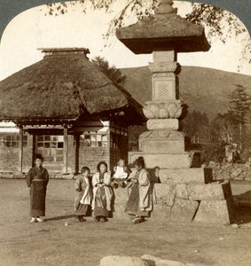 Kinder auf dem Spielplatz einer Dorfschule, Japan