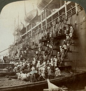 Kohlen der Pazifikpost SS Sibirien, an der befestigten Marinebasis von Nagasaki, Japan, 1904