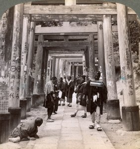 Kommen und Gehen unter langen Reihen heiliger Torii, Shinto-Tempel von Inari, Kyoto, Japan, 1904