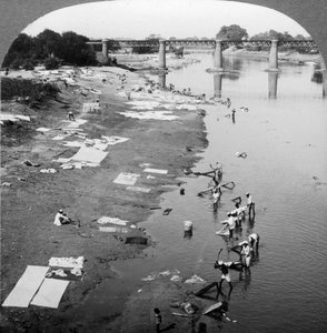 Dbobies waschen Kleidung im Goomti-Fluss, in der Nähe von Lucknow, Indien